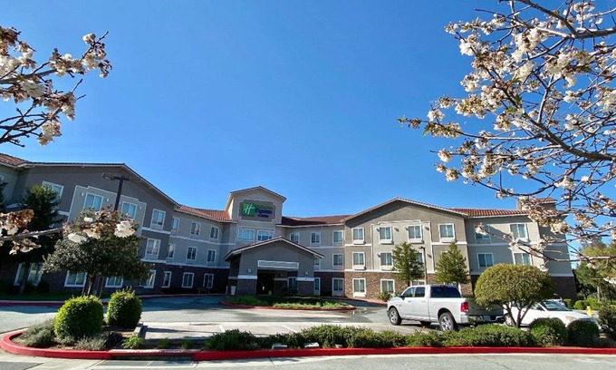 Beaumont Hotel | Holiday Inn Express & Suites Beaumont - Oak Valley by IHG