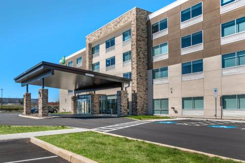 Carlisle Hotel | Holiday Inn Express & Suites - Carlisle Southwest I-81 by IHG