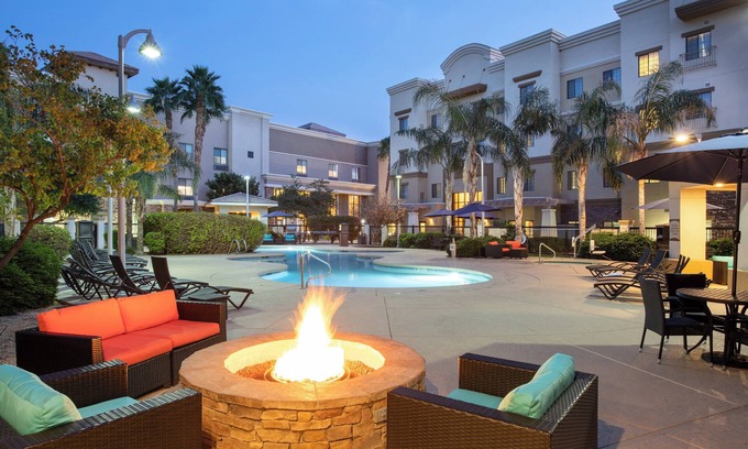 Glendale Sports and Entertainment District Hotel | Holiday Inn Express & Suites Phoenix - Glendale Sports Dist by IHG