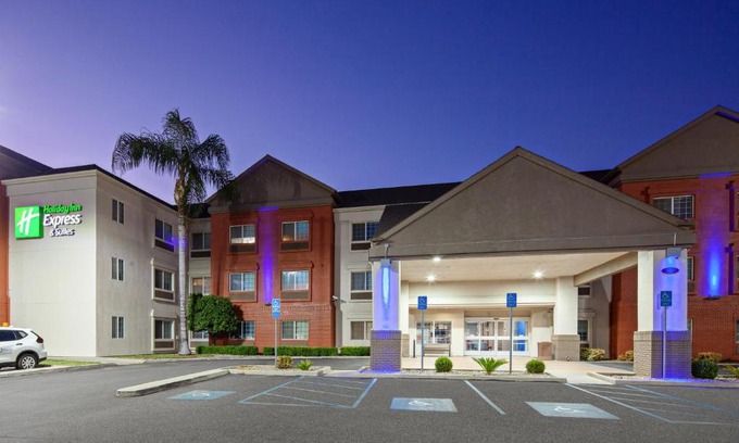 Tulare Hotel | Holiday Inn Express & Suites - Tulare by IHG