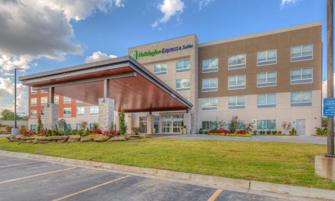 Tulsa Hotel | Holiday Inn Express & Suites Tulsa Midtown by IHG