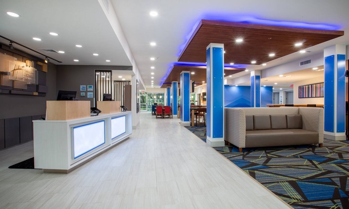 DeLand Hotel | Holiday Inn Express & Suites Deland South by IHG