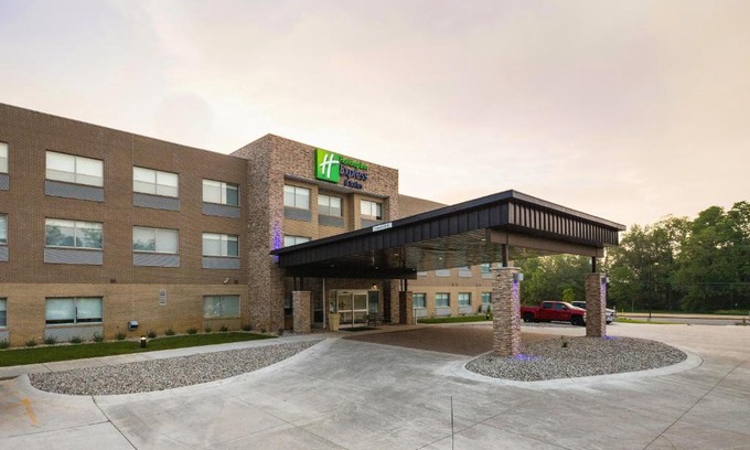 Portage Hotel | Holiday Inn Express & Suites - Portage by IHG