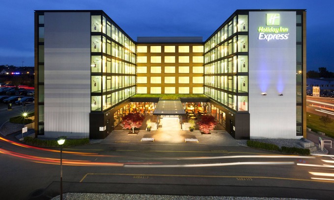 Ruemlang Hotel | Holiday Inn Express Zurich Airport by IHG