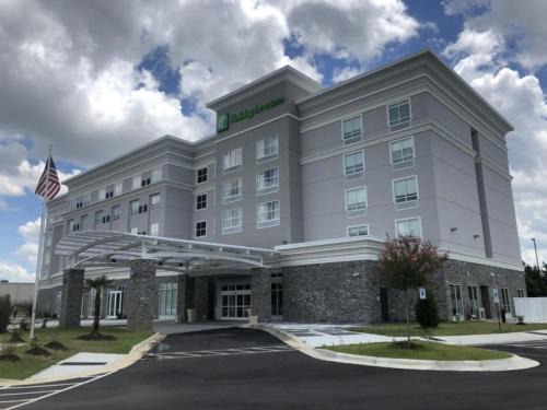 Fayetteville Hotel | Holiday Inn & Suites - Fayetteville W-Fort Bragg Area by IHG