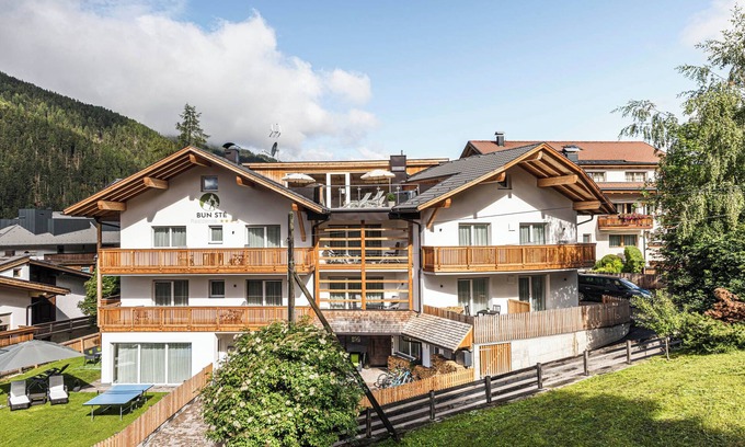 Mareo Apartment | Holiday Apartment "Ön Residenz Bun Sté" with Mountain View, Whirlpool, Sauna & Garden