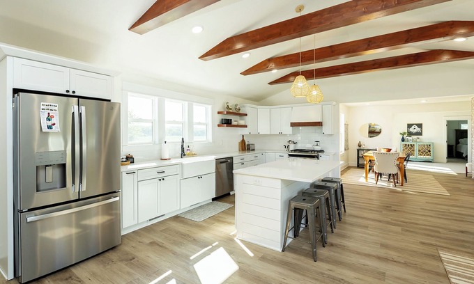 Winterset House | Holliwell Bridge Retreat - Private, Spacious & Close to town! Great for Groups!