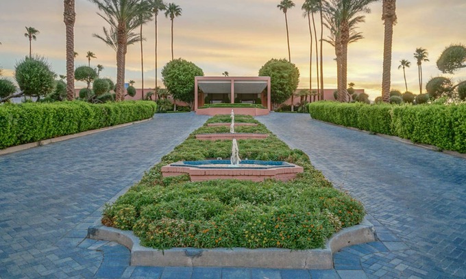 Palm Desert House | Hollywood Regency Style Villa & Country Club in the Desert