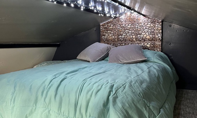 Temple Hill Cabin | HOLY MOLY looking for small family to spend time. Sleeps 5