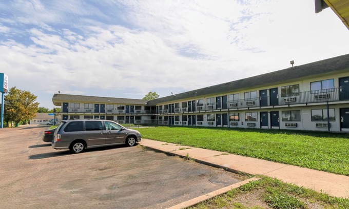 Topeka Hotel | Home 6 by Townhouse Topeka KS I 70