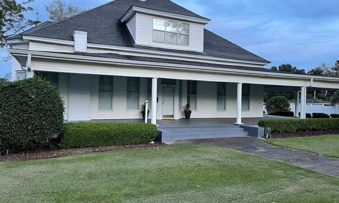 Blakely House | Home away from home Classic 4BR 2.5BR