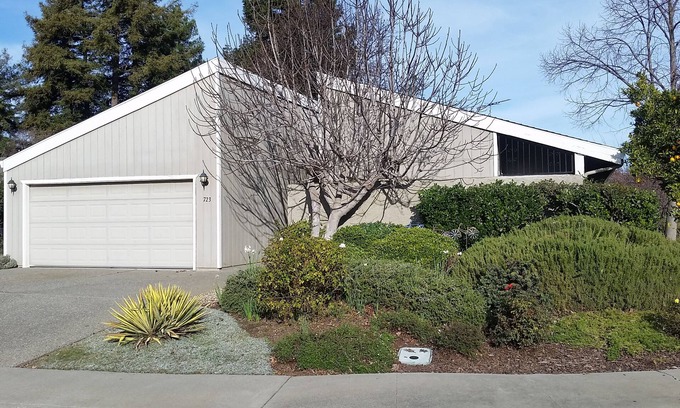 Covell Park House | Home Away from Home/Newly updated/Walking distance to Green Belt parks and shops