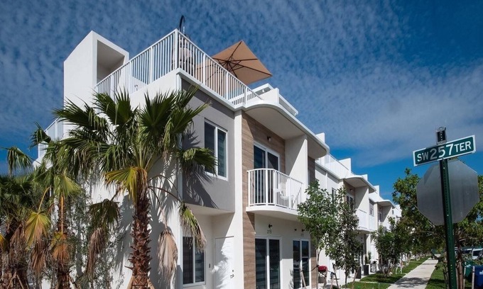 The Hammocks House | Home in paradise sunshine ☀️ with a rooftop Jacuzzi & terrace