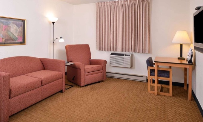 Atlantic Hotel | Home-Like Room Near Downtown Iowa – Perfect for One-Night Business Stays