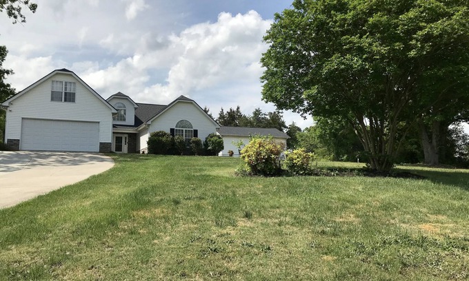 Hoschton House | HOME NEAR CHATEAU ELAN/UGA/LAKE LANIER/MICHELIN ROAD ATLANTA/ATLANTA DRAGWAY