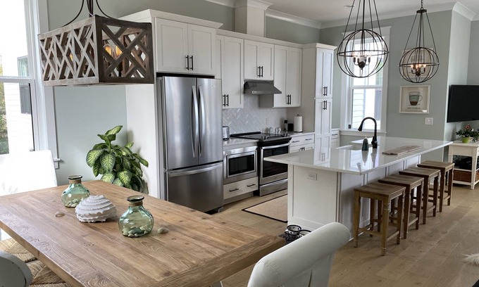 Old Village House | Home near Sullivans Island, Old Village, Mt Pleasant, beaches, 10 min to CHS