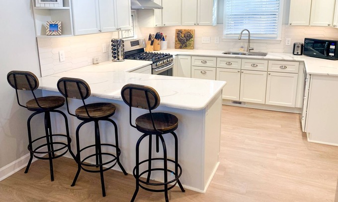 Durham House | Home Sleeps 10- Central to Airport, Duke & UNC, South Point Mall