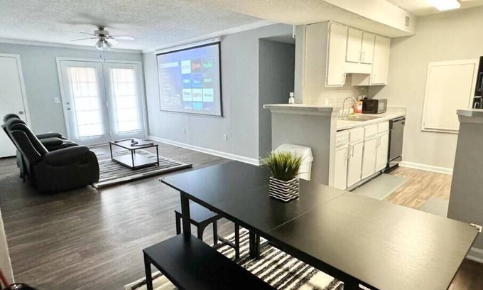 Morrow Apartment | Home Theater Sleeps 8 WiFi