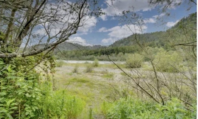 Rio Dell House | Home with Giant Redwood’s on the Eel River (w/river access)