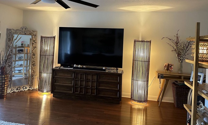 Portlock House | Home with private dock right in the marina