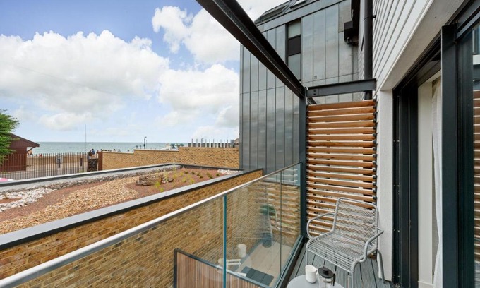 Whitstable House | Home with sea views next to the beach!