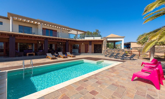 Triquivijate Villa | HomeForGuest Casa Altanntes: Heated Pool, 4000m&sup2; garden - HomeForGuest