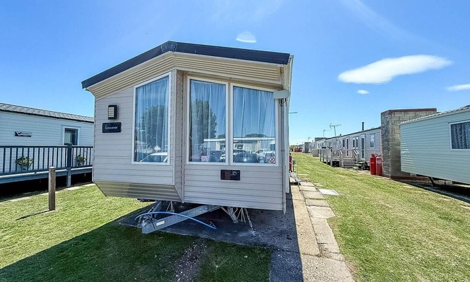 Walton on the Naze House | Homely 8 berth caravan near to the beach in Walton-on-the-Naze ref 17157P