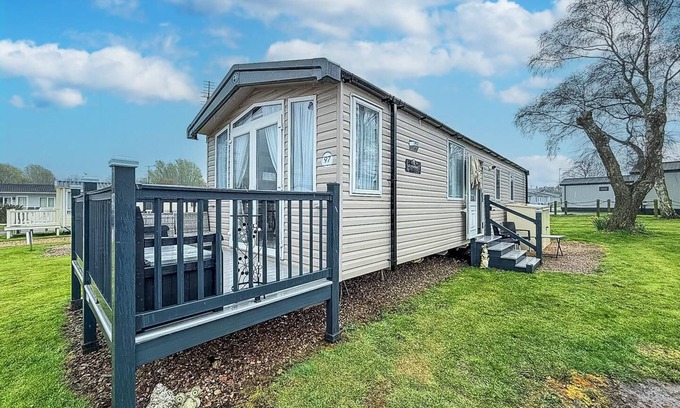 Oulton Broad House | Homely caravan with decking and free WiFi in Lowestoft ref 12097B