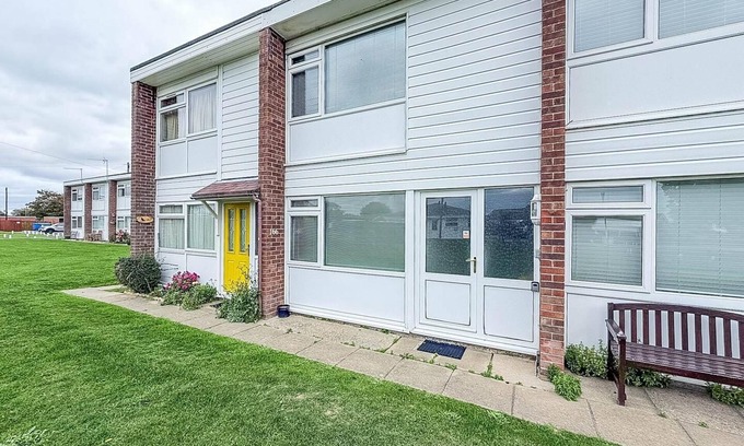 Scratby Ski Chalet | Homely chalet to hire in Scratby nearby the beach in Norfolk ref 76166B