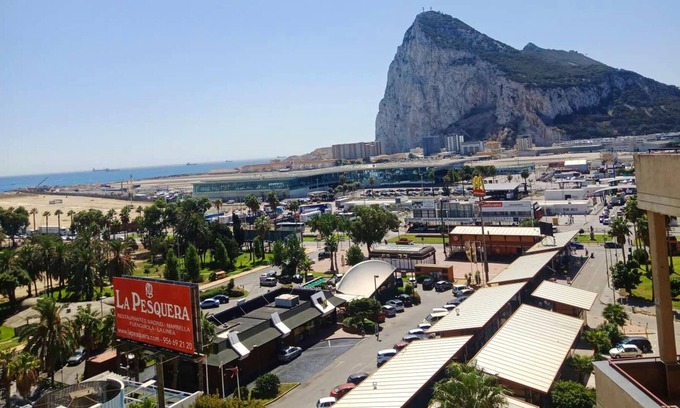 La Linea de la Concepcion Apartment | Homerez - Appartement 500 m away from the beach for 5 ppl. with sea view