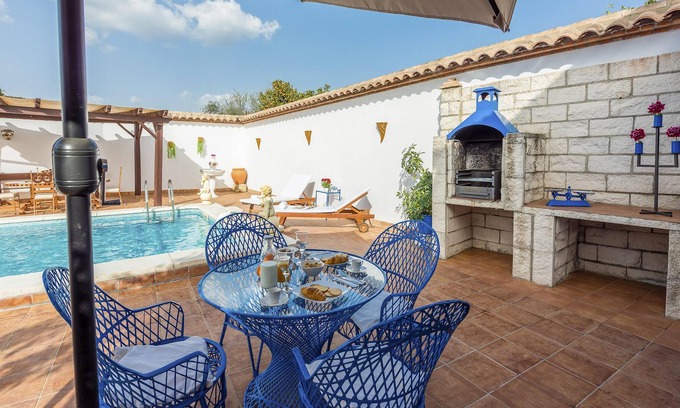 Penaflor Villa | Homerez - Villa for 8 ppl. with swimming-pool, garden and terrace at Peñaflor