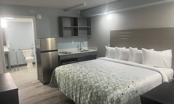 Athens Hotel | HomeTowne Studios by Red Roof Athens, TN