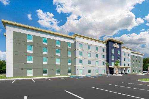Bearss Plaza Hotel | HomeTowne Studios by Red Roof Tampa - Airport