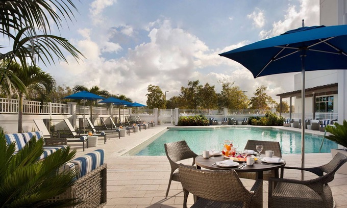 Ludlam Hotel | Homewood Suites by Hilton Miami Dolphin Mall