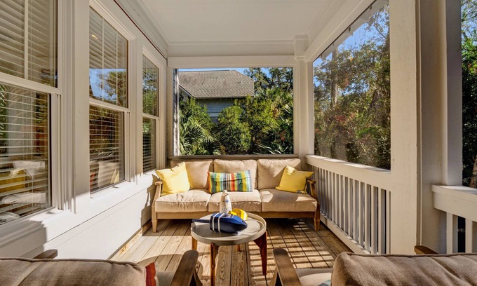 Bald Head Island Cottage | Hondo's Hideaway is a beautiful three-bedroom cottage in prime location near market, shopping, and dining. Newly decorated. Temporary membership to Shoals Club and BHI Club available. Two 4-passenger golf carts, bicycles, and luxury amenities provide