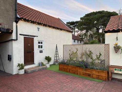 East Drayton Apartment | Honey Cottage behind Wilmot House