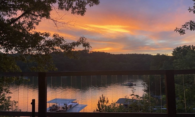 Crane Hill House | Honeysuckle Point sleeps 14 with 2 main bedrooms & en suite plus much more!