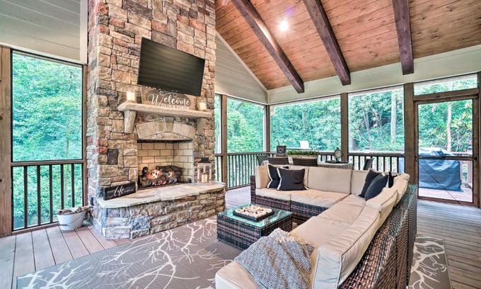 Helen House | Hootenanny at Horton Creek Creekside Escape!