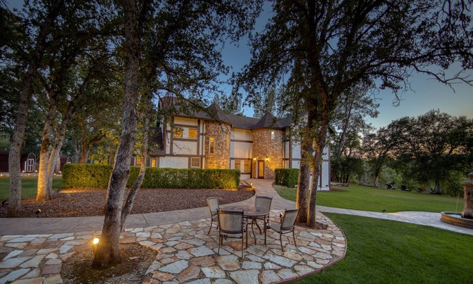 Columbia House | Hope Inn Redding