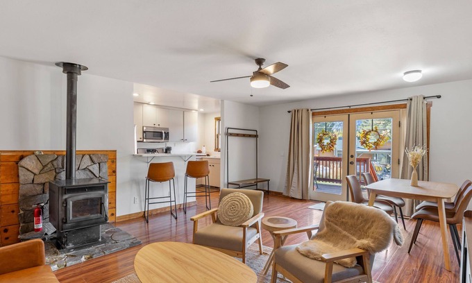 June Lake House | Hoppy Hollow, a charming bungalow located next to the brewery!