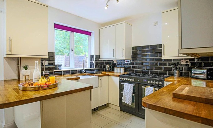 Newport Pagnell House | Hornbeam House with Garden, Parking and Smart TV