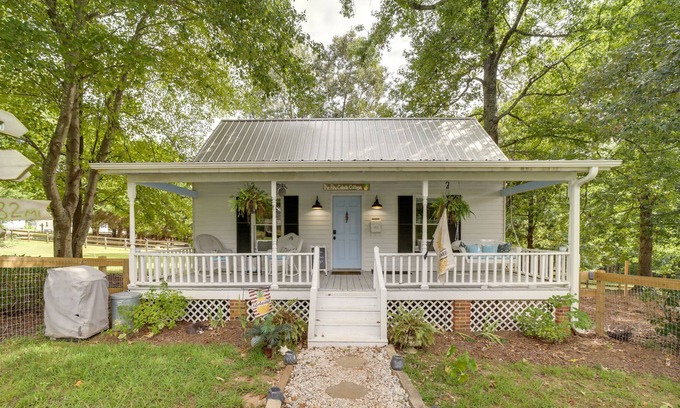 Landrum Cottage | Horse-Friendly Cottage w/ Fire Pit & Grill!