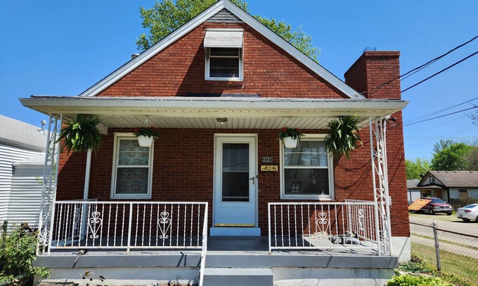 Taylor Berry House | Horsemen-Friendly Cottage in Lucky Horseshoe. 5min walk to Churchill Downs.
