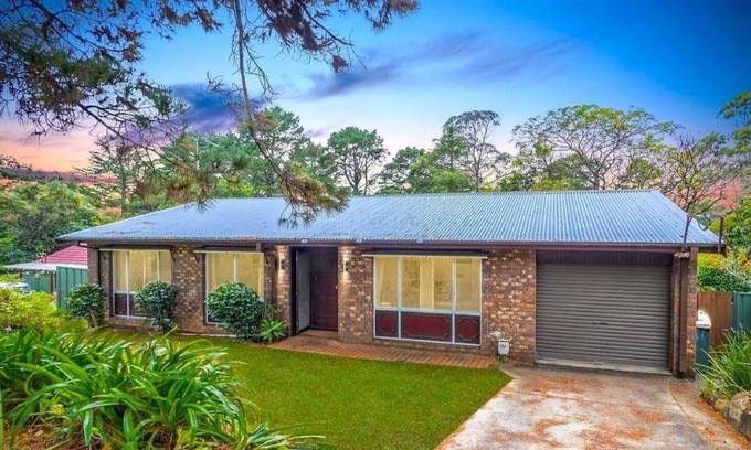 Hazelbrook Cabin | Horseshoe Falls Cottage - Charming 3 Bedroom Cottage with Large Garden