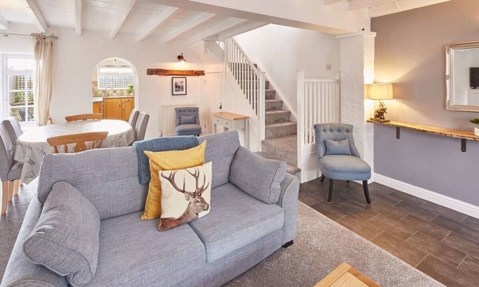 Kirkbymoorside House | Host & Stay | Dove Grey, 25 West End