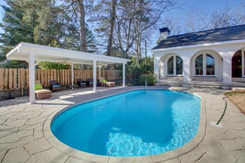 Hot Springs House | Hot Springs Home with Pool - half Mile to Oaklawn!