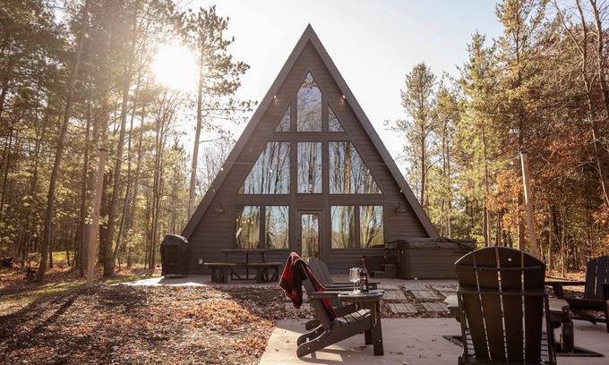 Wisconsin Dells House | HOT TUB and gorgeous lake views-The Lily Pad A Frame-minutes from Dells