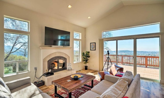 Columbia House | Hot Tub and Mtn Views Peaceful Columbia Retreat!