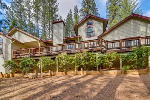 Arnold House | Hot Tub and Pool Table Cabin Near Calaveras Park!