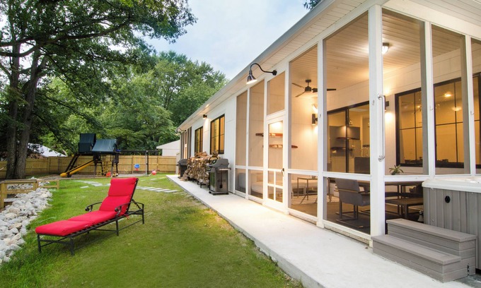 Monticello House | Hot Tub + Bonfires - Lake Shafer Waterfront